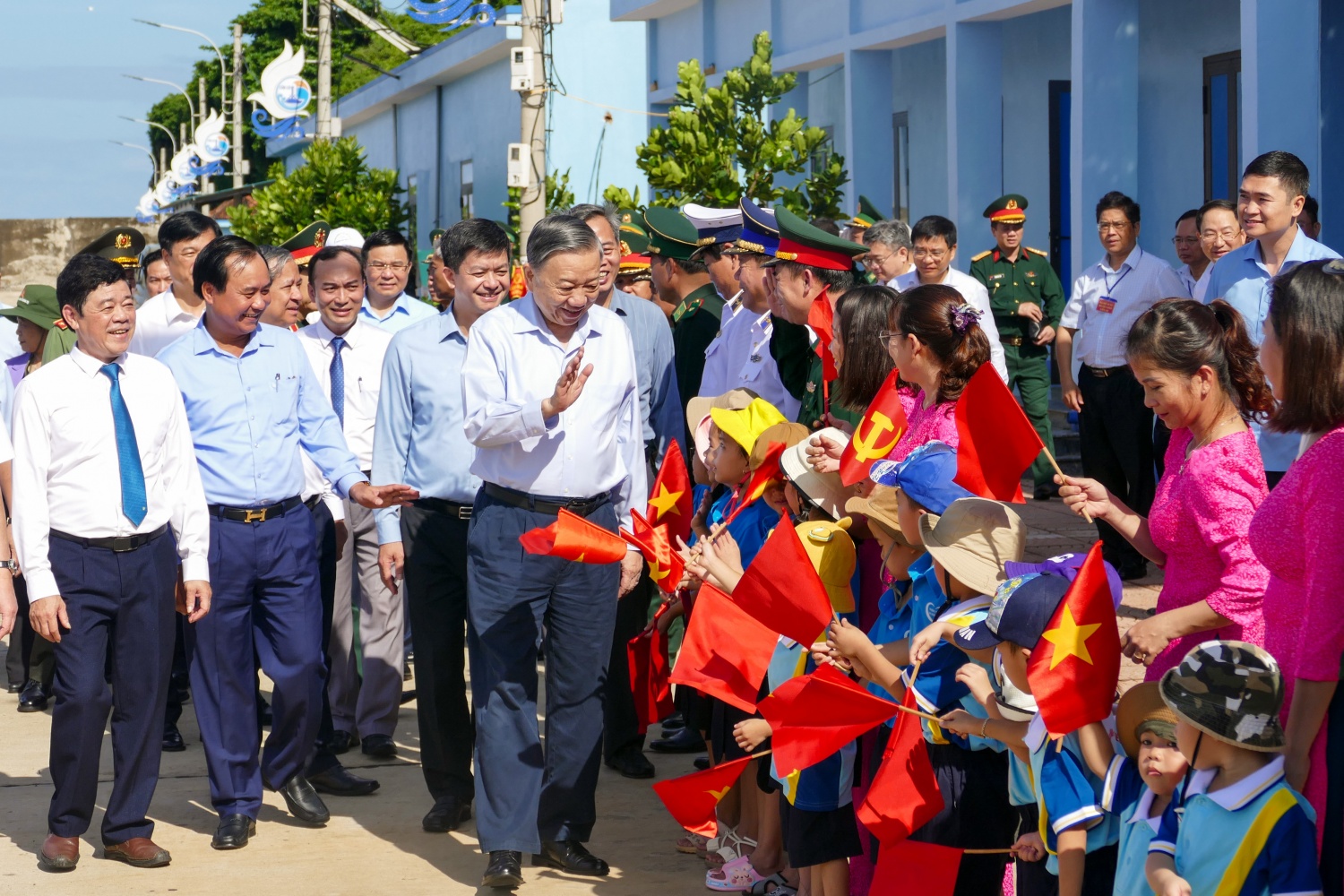 [Chùm ảnh] Tổng Bí thư, Chủ tịch nước Tô Lâm thăm và làm việc tại huyện đảo tiền tiêu Cồn Cỏ, tỉnh Quảng Trị